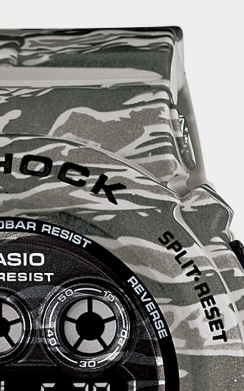Ausschnitt von Zifferblatt und Gehäuse der Casio G-Shock GD-X6900CM-8 Armbanduhr mit grauem Camouflage-Muster