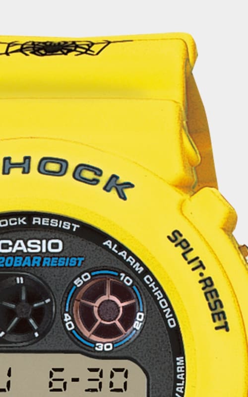 Ausschnitt von Zifferblatt und gelbem Gehäuse der Casio G-Shock DW-6900H-9 Armbanduhr