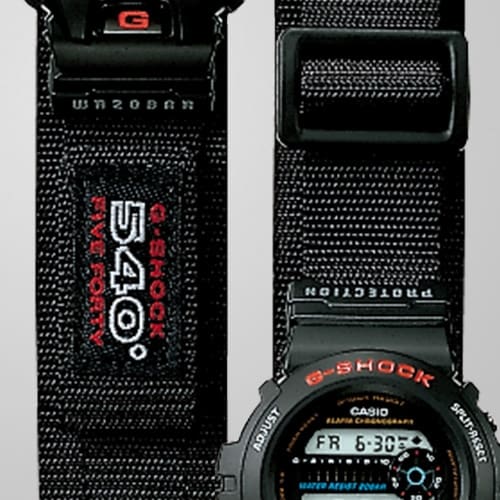 Nahaufnahme der schwarzen Casio G-Shock DW-6900BD-1T Armbanduhr und ihr schwarzes STOFFarmBAND