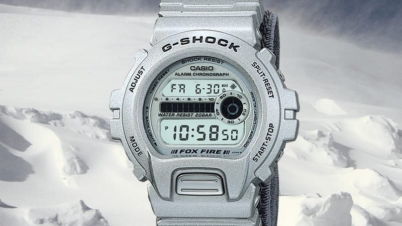 Die weiße Casio G-Shock DW-6900X-8AT vor einem Hintergrund aus Eis und Schnee