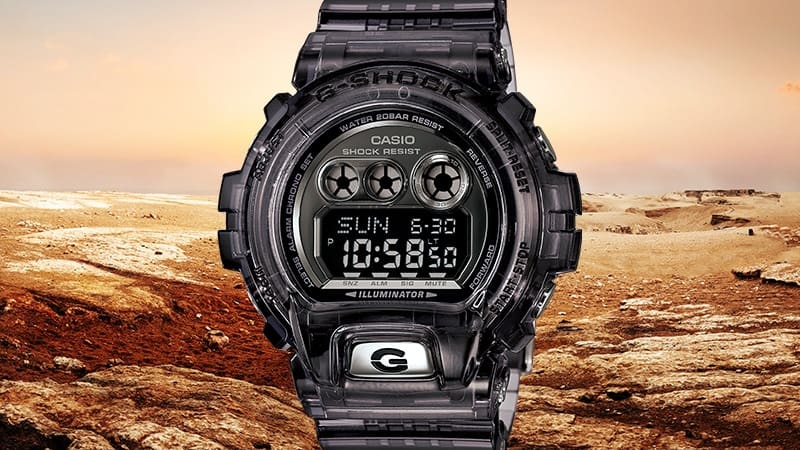 Die schwarze Casio G-Shock GD-X6900FB-8B Digitaluhr vor einer kargen Felslandschaft