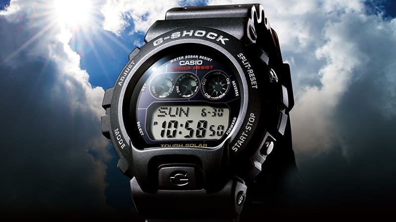 Die schwarze Casio G-Shock GW-6900-1 Solaruhr vor einem wolkigen Himmel durch den ein Sonnenstrahl bricht