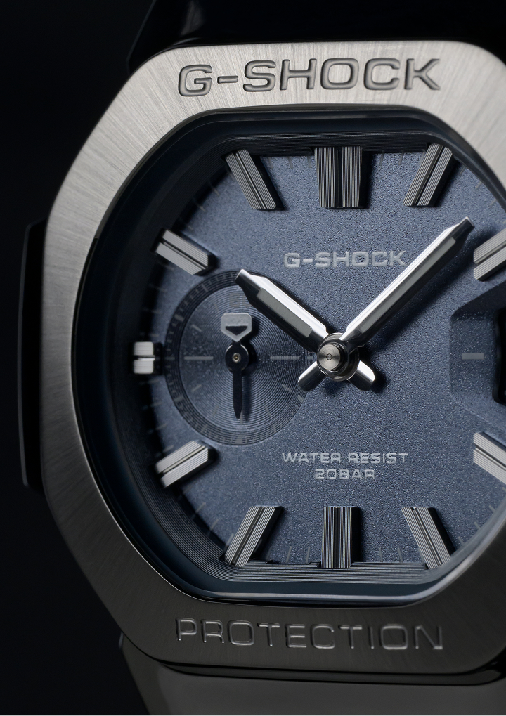Nahaufnahme der Vorderseite der blauen G-SHOCK GMC-2500D-1A2 Metalluhr.
