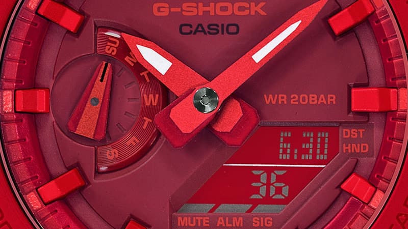 Detailaufnahme des Zifferblatts der roten Casio G-Shock GA-2100-4A mit ihren neun verschiednen Rottönen