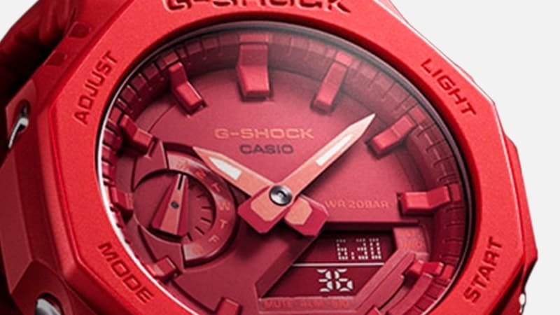 Nahaufnahme des dreidimensionalen Zifferblatts der roten Casio G-Shock GA-2100-4A