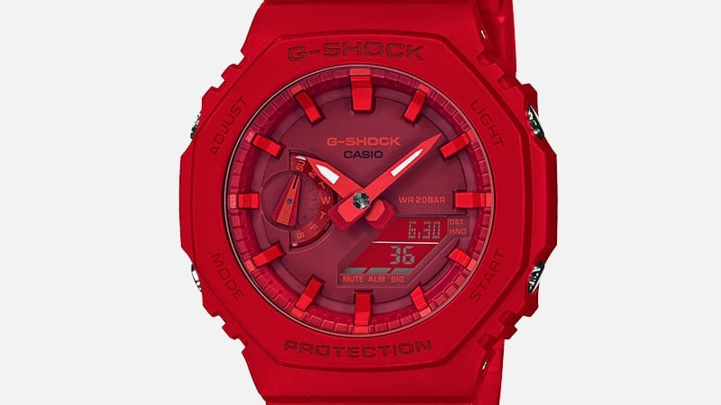 Nahaufnahme von Zifferblatt und Lünette der roten Casio G-Shock GA-2100-4A Hyybriduhr