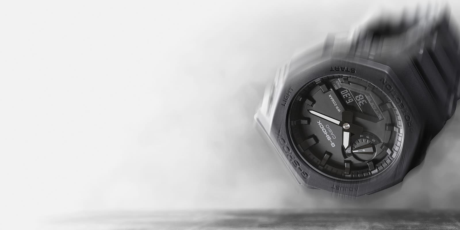 Eine schwarze Casio G-Shock GA-2100 Armbanduhr fällt auf den Boden