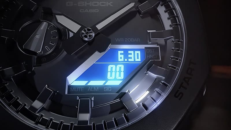 Detailaufnahme des beleuchteten Digitaldisplays einer Casio G-Shock GA-2100 Hybriduhr