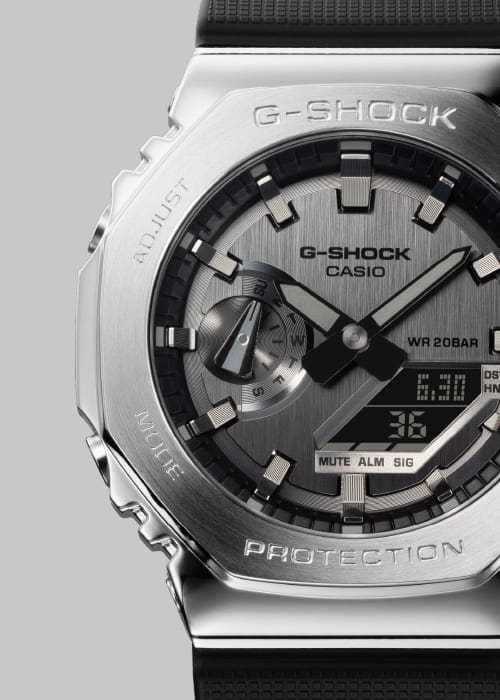 Nahaufnahme des silberfarbenen Edelstahlgehäuses und Zifferblatts der Casio G-Shock GM-2100-1A Hybriduhr