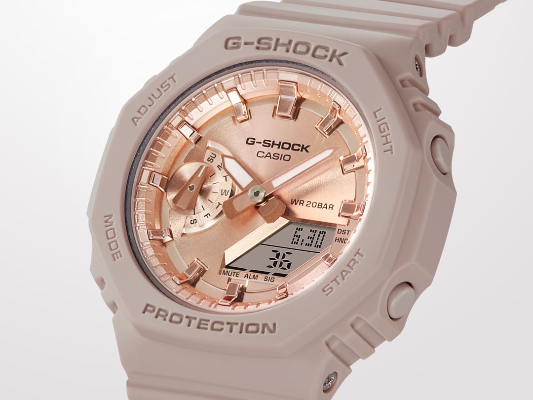 Großaufnahme des rosegoldenen Zifferblatts und der rosanen Lünette der Casio G-Shock GMA-S2100MD-4A Hybridarmbanduhr