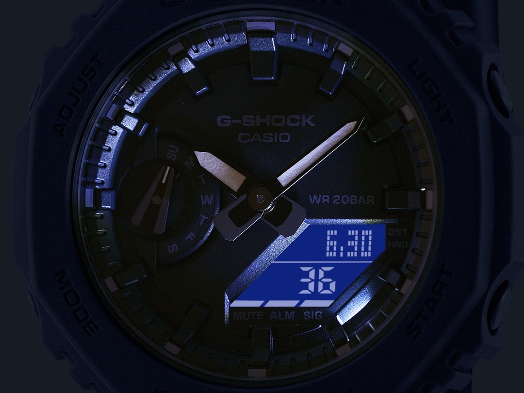 Das Display einer Casio G-Shock GMA-S2100MD Armbanduhr im Dunkeln mit beleuchtetem Zifferblatt