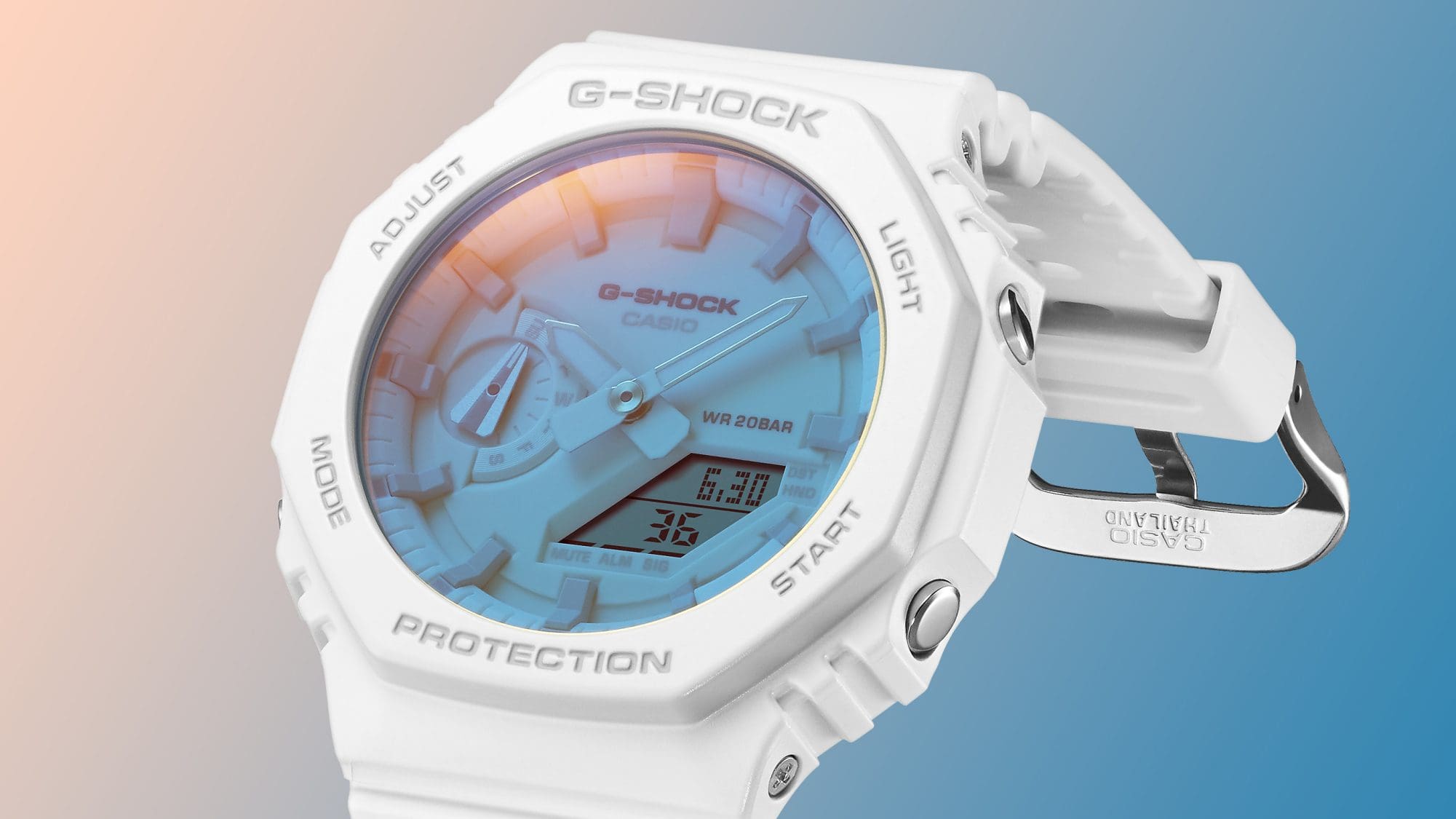 GA-2100TL-7A Blick von schräg oben auf die Casio G-Shock GA-2100TL-7A Hybriduhr mit weißem Armband und Zifferblatt in Blau- und Rosatönen