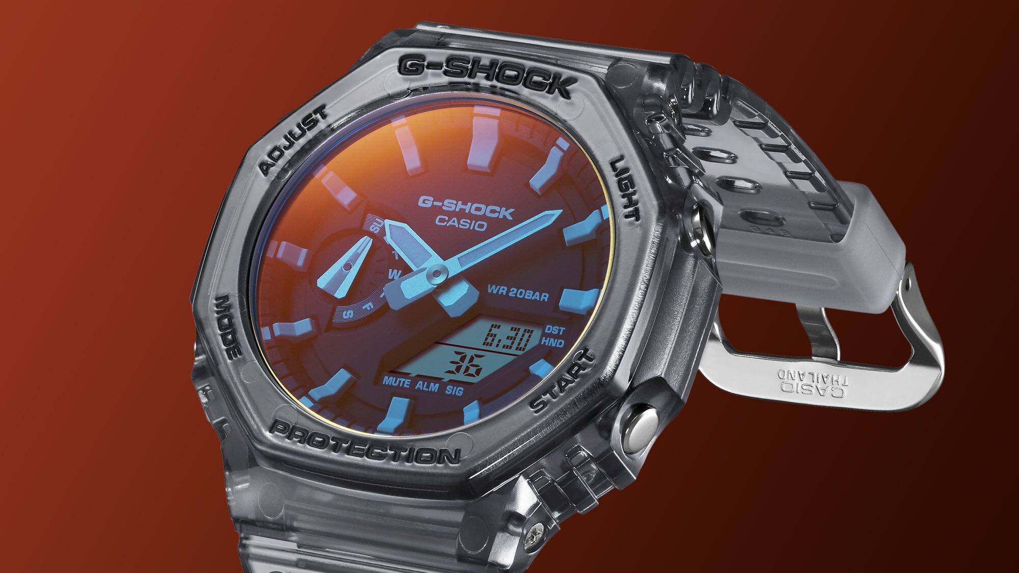 GA-2100TLS-8A Blick von schräg oben auf die digital-analoge GA-2100TLS-8A Armbanduhr mit grauem Armband und Zifferblatt in Orange- und Blautönen