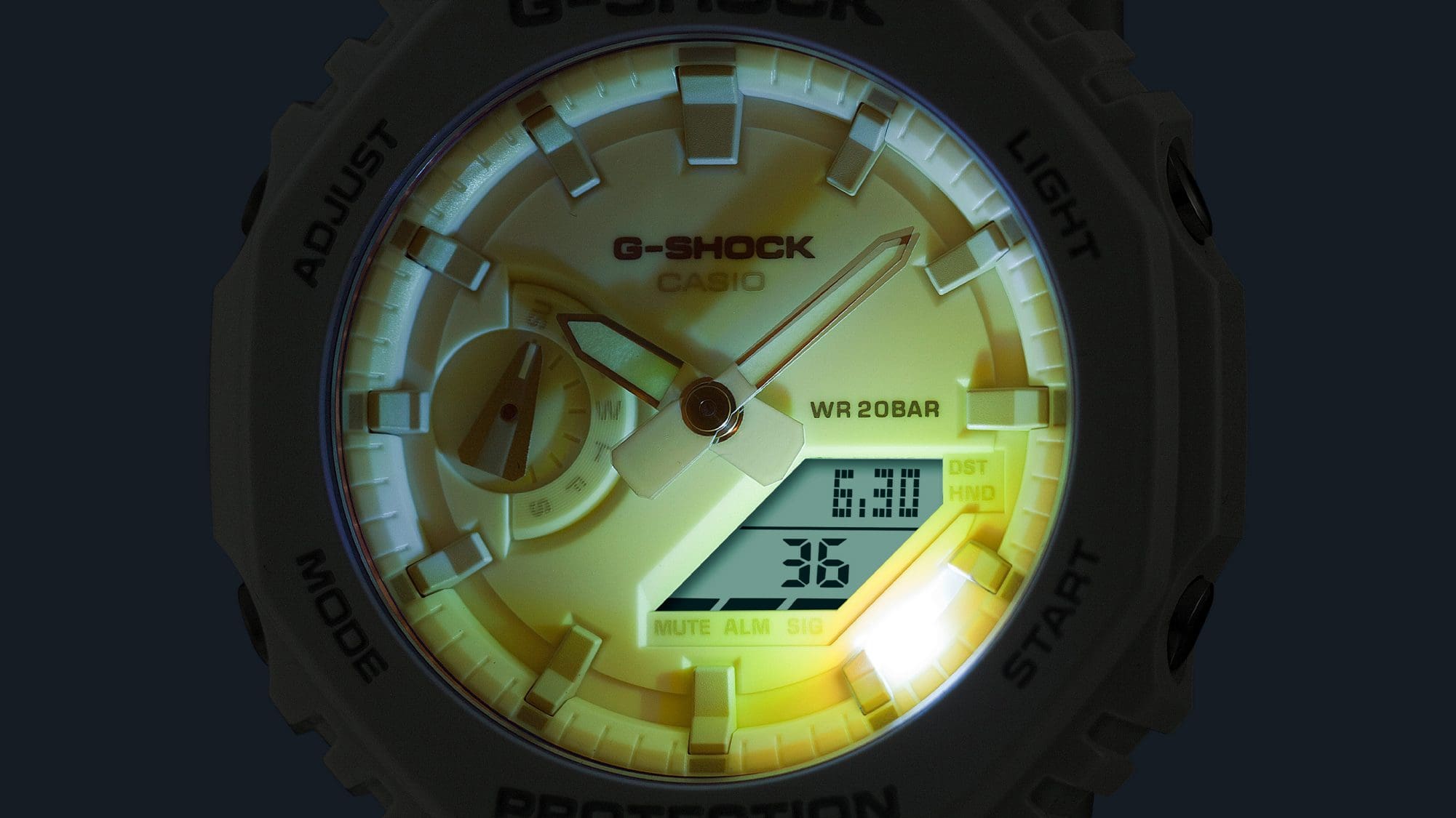 Das beleuchtete Display der digital-analogen GA-2100TL-7A Armbanduhr im Dunkeln