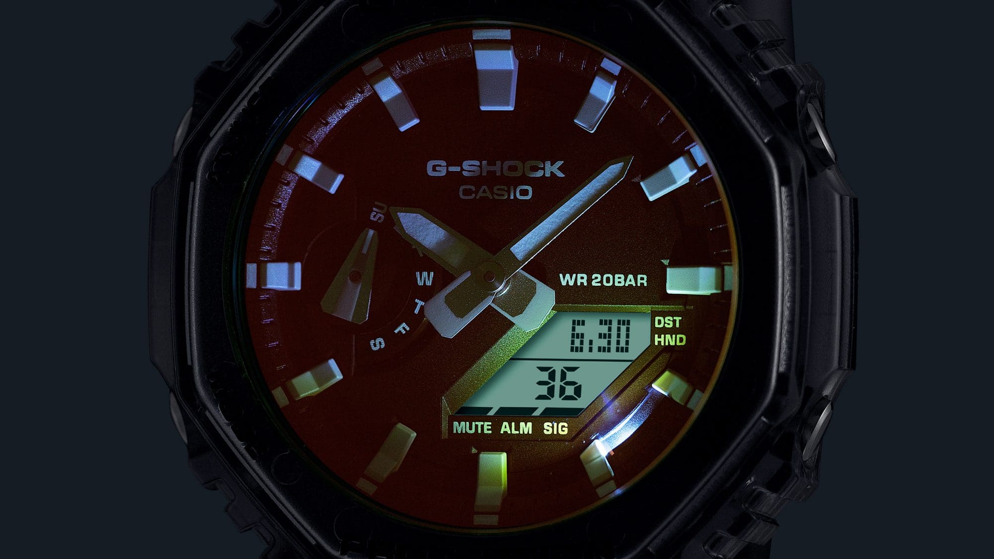 Das beleuchtete Display der GA-2100TLS-8A Hybriduhr im Dunkeln