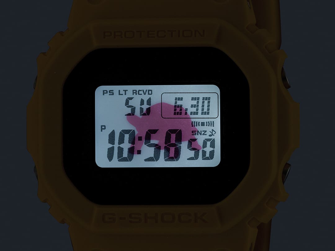 GW-B5600CD-9 Das beleuchtete Display der GW-B5600CD-9 Armbanduhr im Dunkeln mit der roten Silhoutte einer Schildkröte im Displayhintergrund