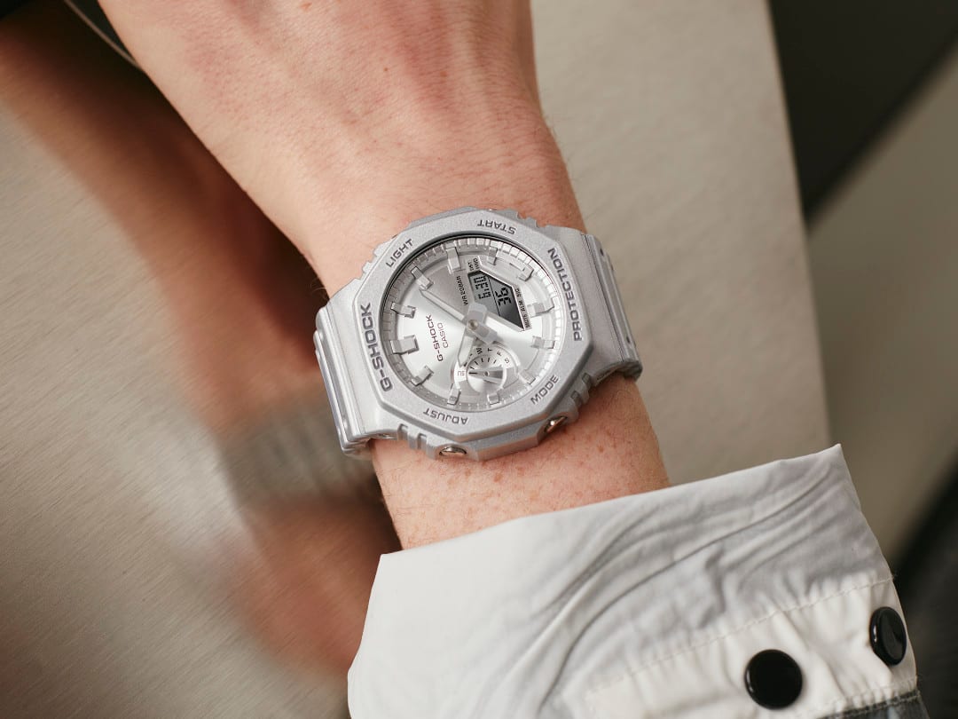 GA-2100FF-8A Die silberne digital-analoge GA-2100FF-8A Armbanduhr an einem schmalen Handgelenk