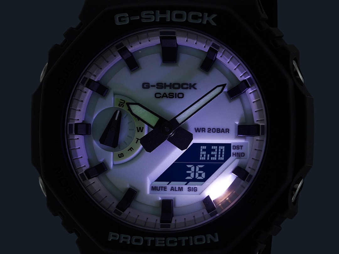 GA-2100HD-8A Das beleuchtete Display der digital-analogen GA-2100HD-8A Armbanduhr im Dunkeln