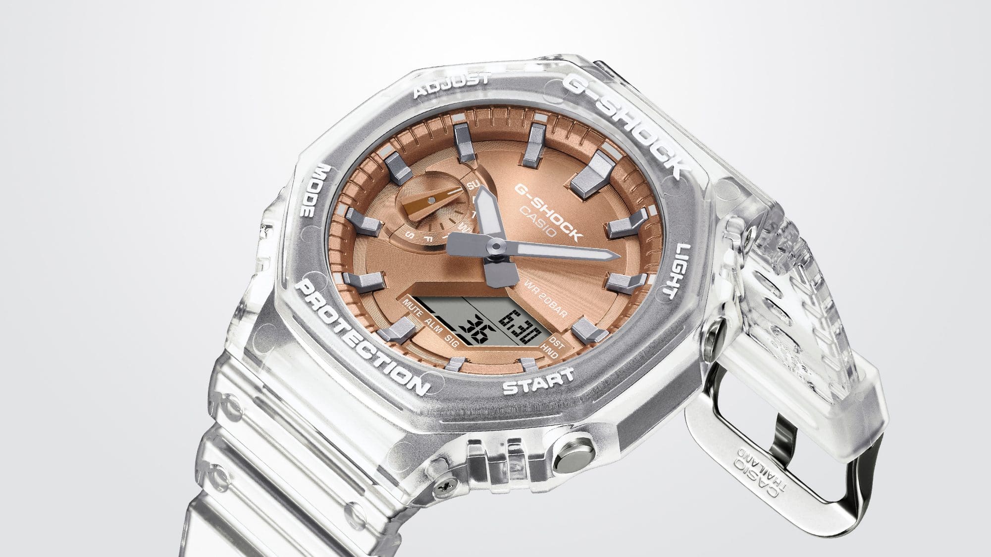 Seitenansicht der GA-2100BM-Armbanduhr von G-SHOCK mit roségoldenem Zifferblatt.