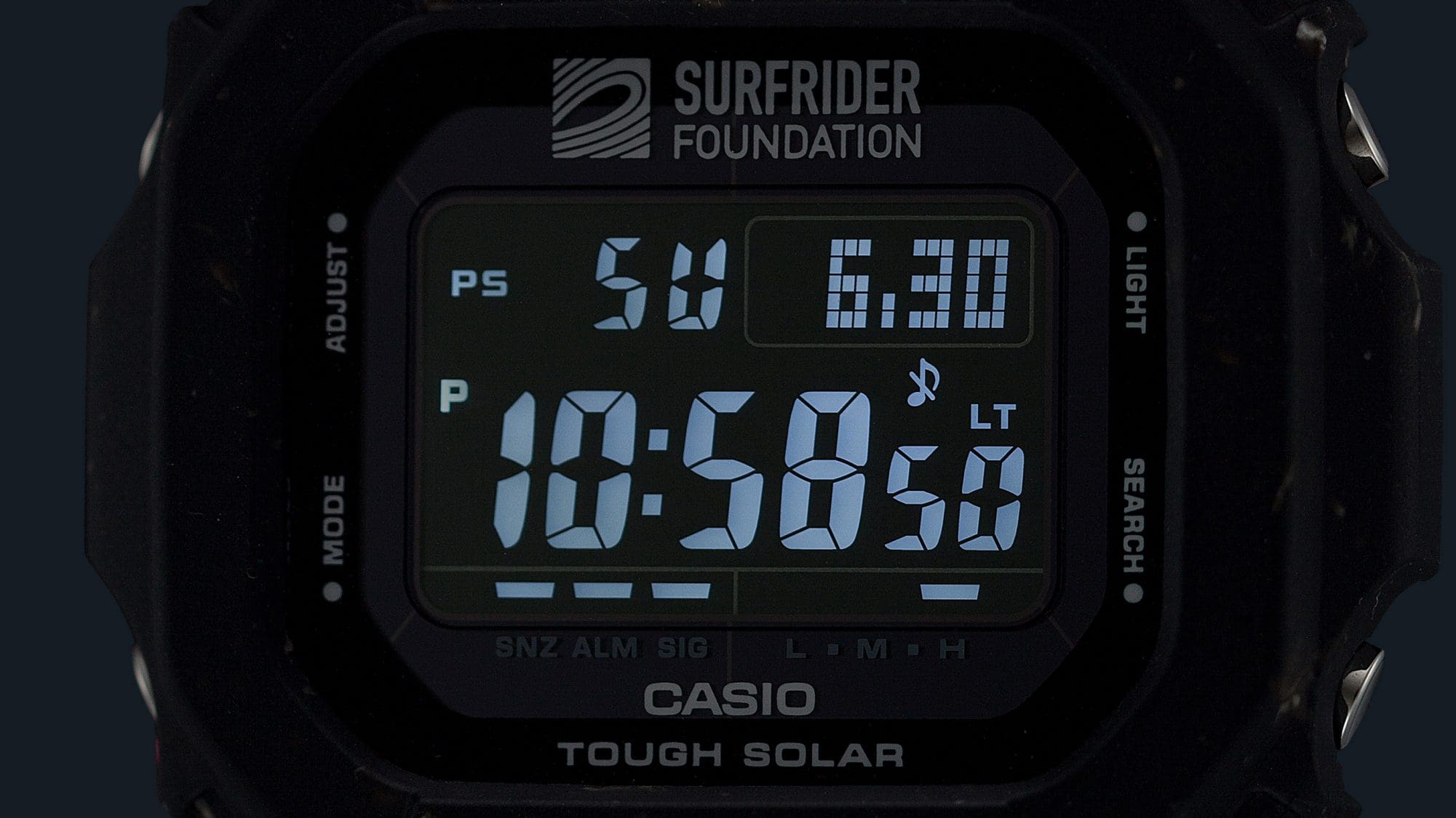 Das beleuchtete Display der G-5600SRF-1 Digitaluhr im Dunkeln