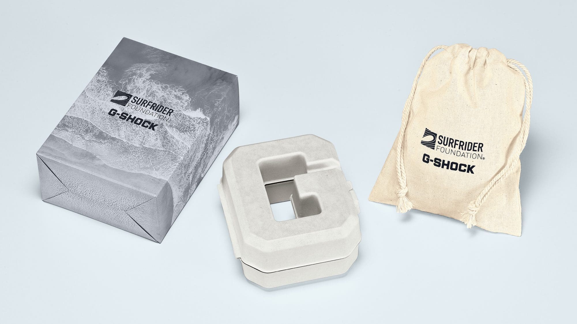 Die graue Umverpackung, die besondere Innenverpackung in G-Form und der Stoffbeutel der Surfrider Foundation-G-Shock-Kooperationsuhr