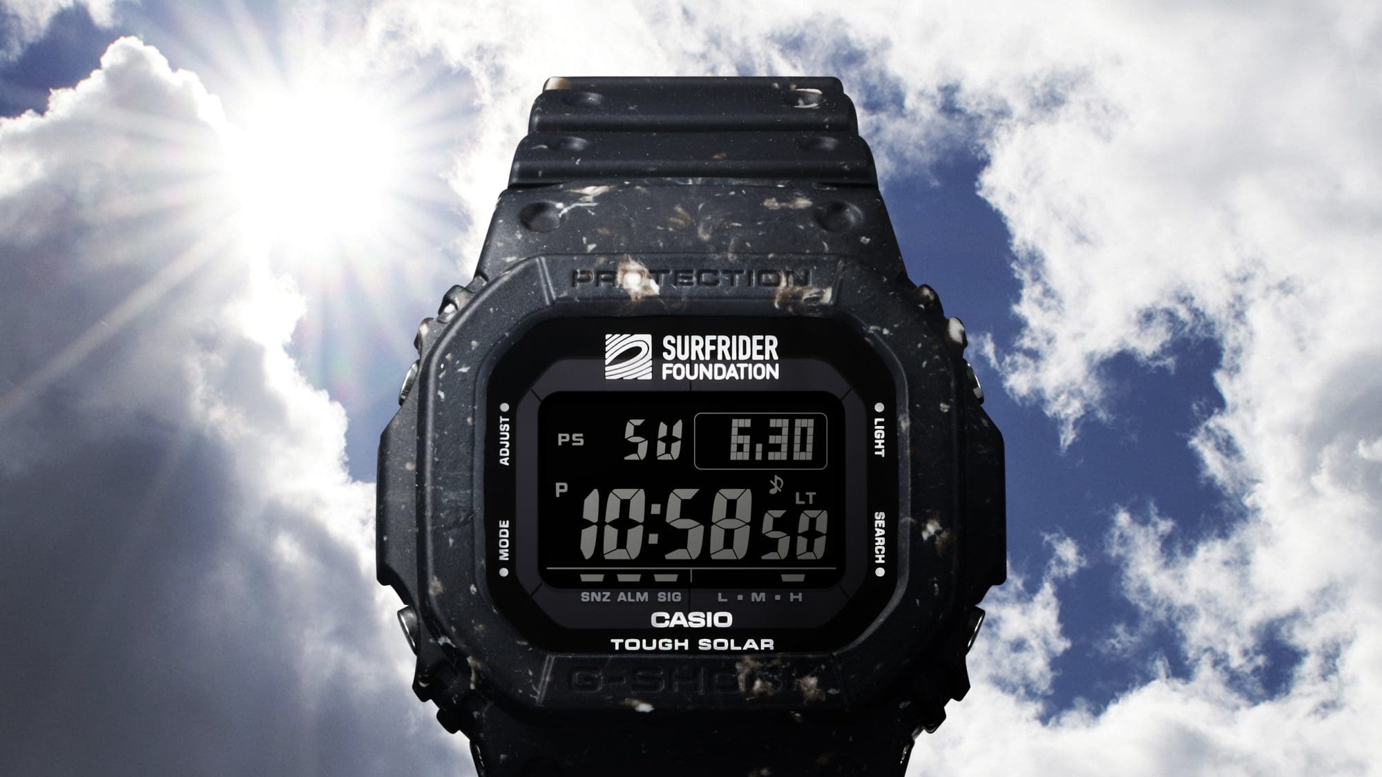 Die G-5600SRF-1 Solaruhr vor einem wolkigen Himmel durch den gerade die Sonne bricht