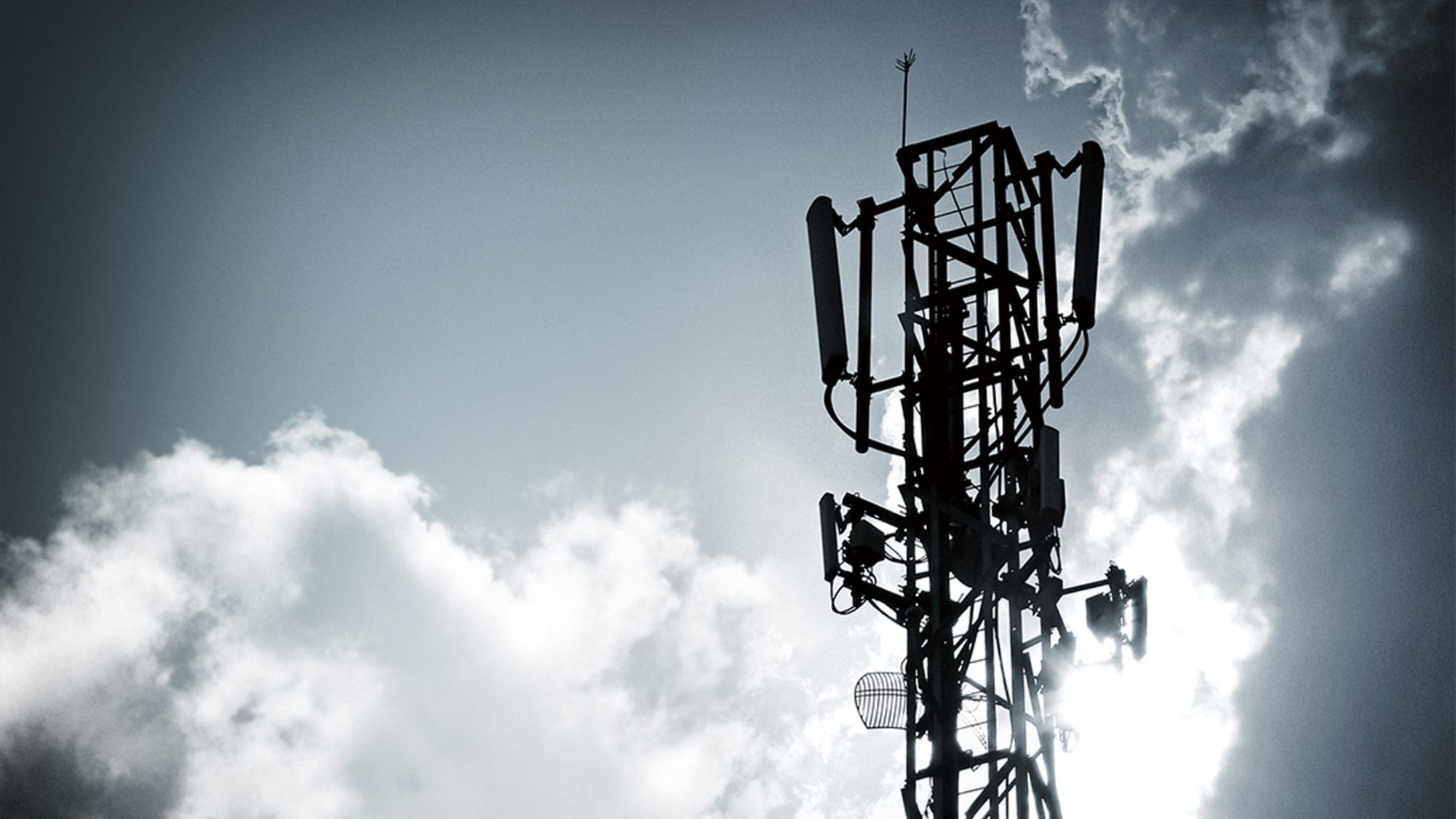Ein Funkturm vor blauem Himmel