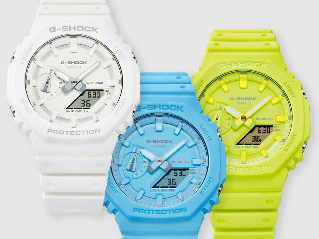 Von links nach rechts: GA-2100-7A7, GA-2100-2A2, GA-2100-9A9 Die weiße Casio G-Shock GA-2100-7A7 Hybriduhr neben der türkisfarbenen GA-2100-2A2 und der gelben GA-2100-9A9