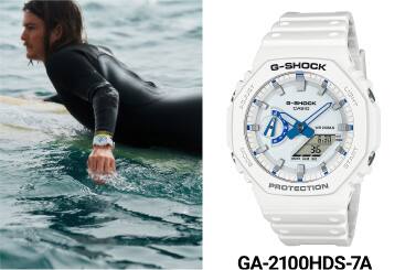 Die weiße Analoguhr GA-2100HDS-7A mit achteckiger Lünette und blauen Details neben dem Bild eines Surfers, der die Uhr trägt und auf dem Wasser paddelt.