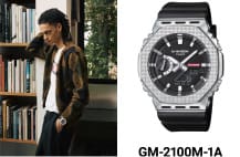 Links: ein Modell in Freizeitkleidung, das sich an ein Bücherregal lehnt; rechts: Produktaufnahme der GM-2100M-1A mit schwarzem Band und silberfarbener Analog-Digital-Lünette. Das Bild verlinkt zur Produktseite.