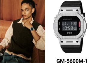 Links: Ein Model in beigem Hemd und braunem Pullunder schaut direkt in die Kamera und trägt die Digitaluhr GM-5600M-1; rechts: Produktaufnahme der Uhr mit schwarzem Band und silberfarbenem Metallgehäuse. Das Bild verlinkt zur Produktseite. 