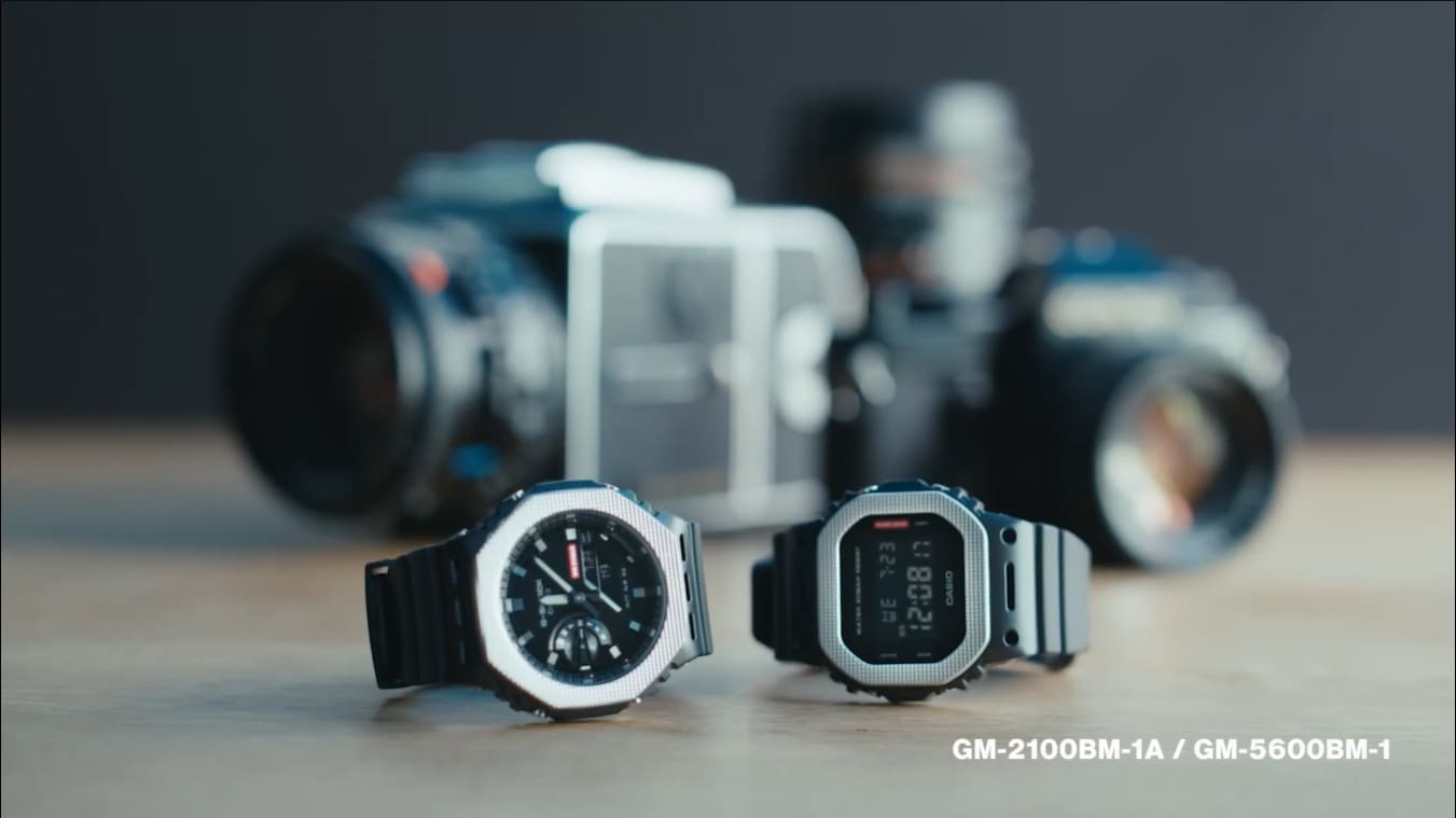 Pop-Up eines Videos mit den G-Shock Modellen GM-2100 und GM-5600 in einer Bibliothek.