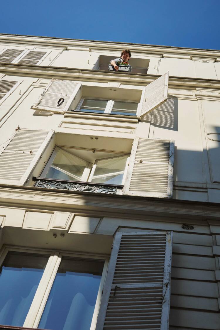 Einer Person fällt eine G-Shock aus einem Fenster im dritten Stock eines Pariser Altbaus