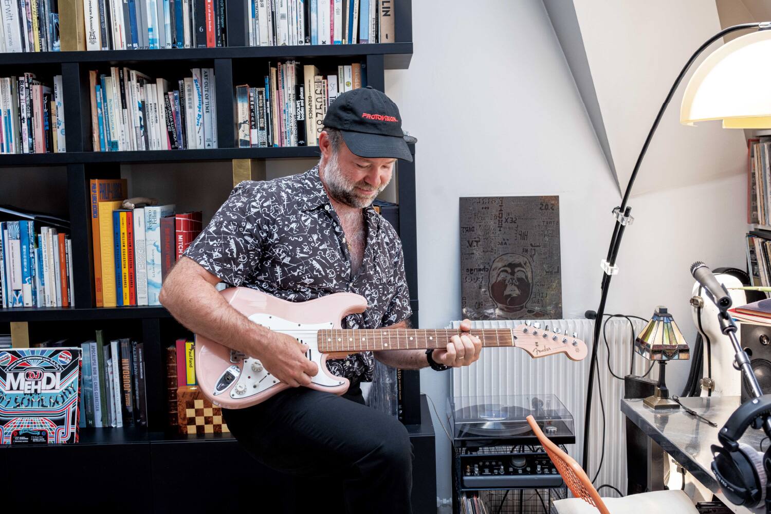 So Me spielt Gitarre in seinem Heimstudio.