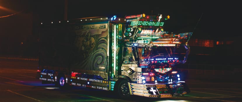 Ein bunter und mit Lichtern dekorierter DECO-TORA LKW 