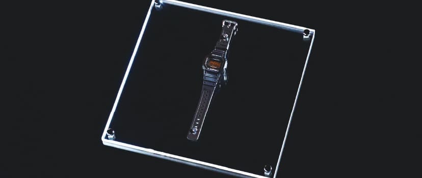 Eine G-SHOCK DW-5600-Armbanduhr liegt flach auf einer Glasscheibe