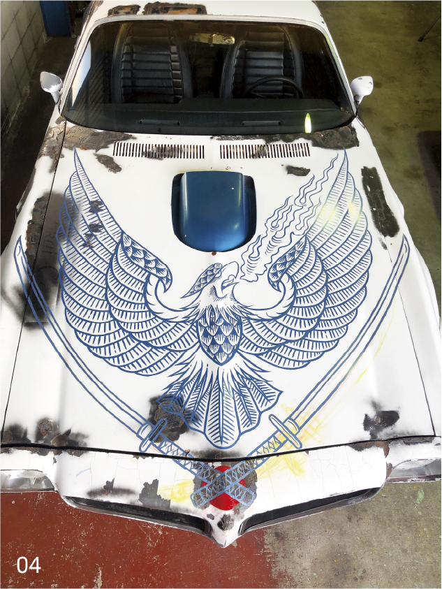 Auf die Motorhaube eines Pontiac Trans von 1972 gemaltes Kunstwerk mit einem Falken.