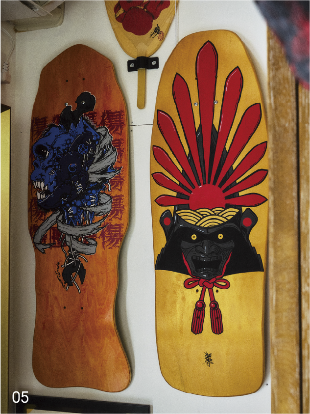 Wand mit zwei von Lieblingskünstlern bemalten Skateboards.