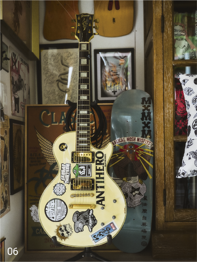 Greco Les Paul-Gitarre, die mit verschiedenen Farben und Aufklebern individuell gestaltet wurde.