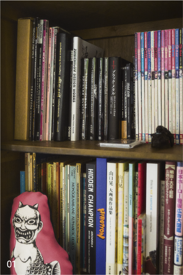Ein Bücherregal voller kunstbezogener Bücher, Texte und Beschilderungsmaterialien