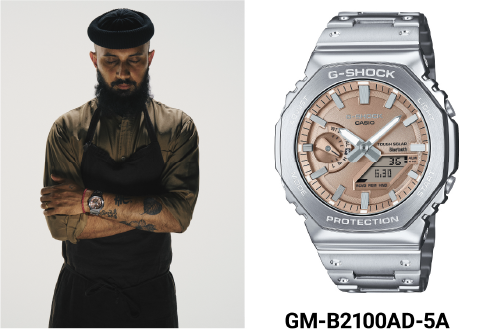 Links: Küchenchef Kanchan Adhikari, rechts: Nahaufnahme der G-Shock GM-B2100AD-5A. Das Bild verlinkt zur Produktseite.