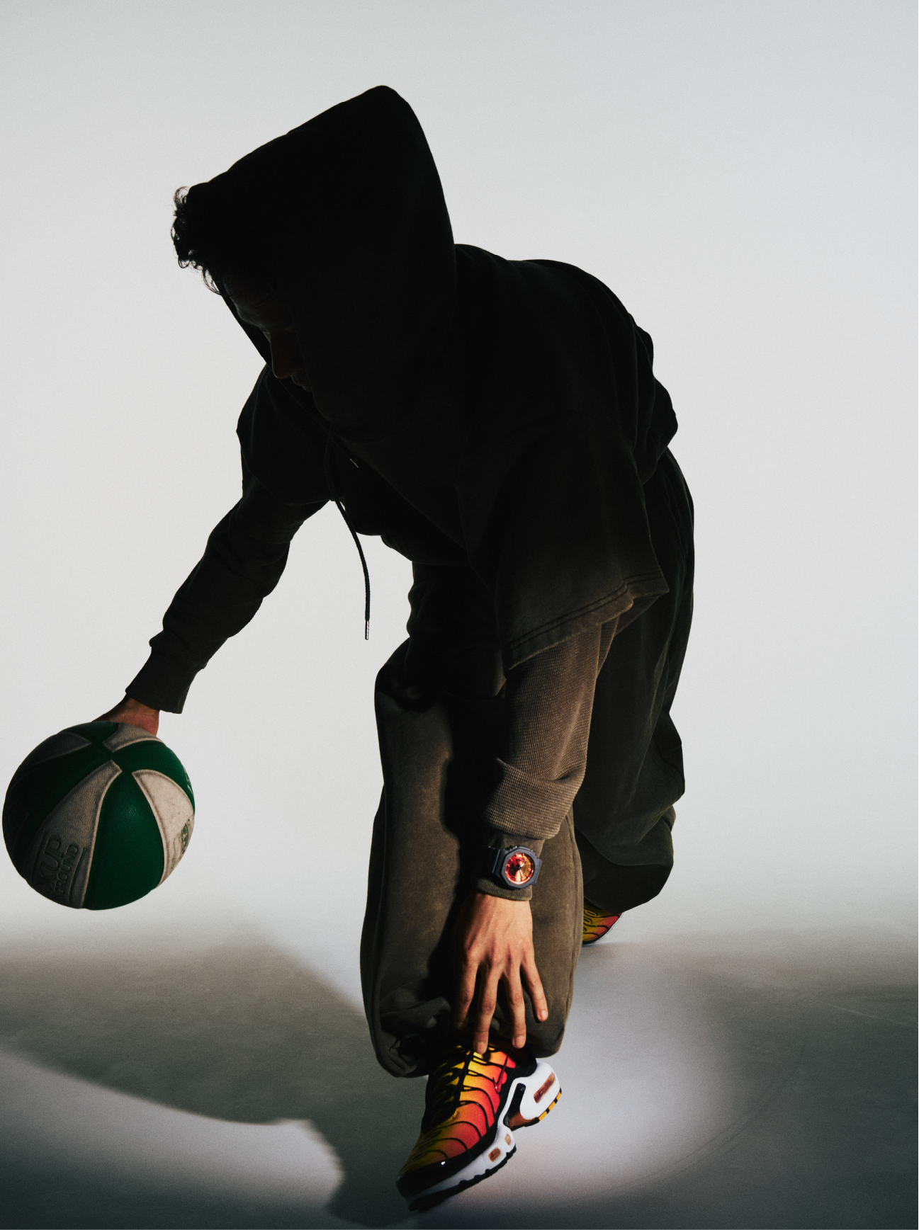 Freestyle-Basketballer Kengo Maeda dribbelt einen Basketball und trägt die einzigartige G-SHOCK GA-2100FL-8A am Arm.