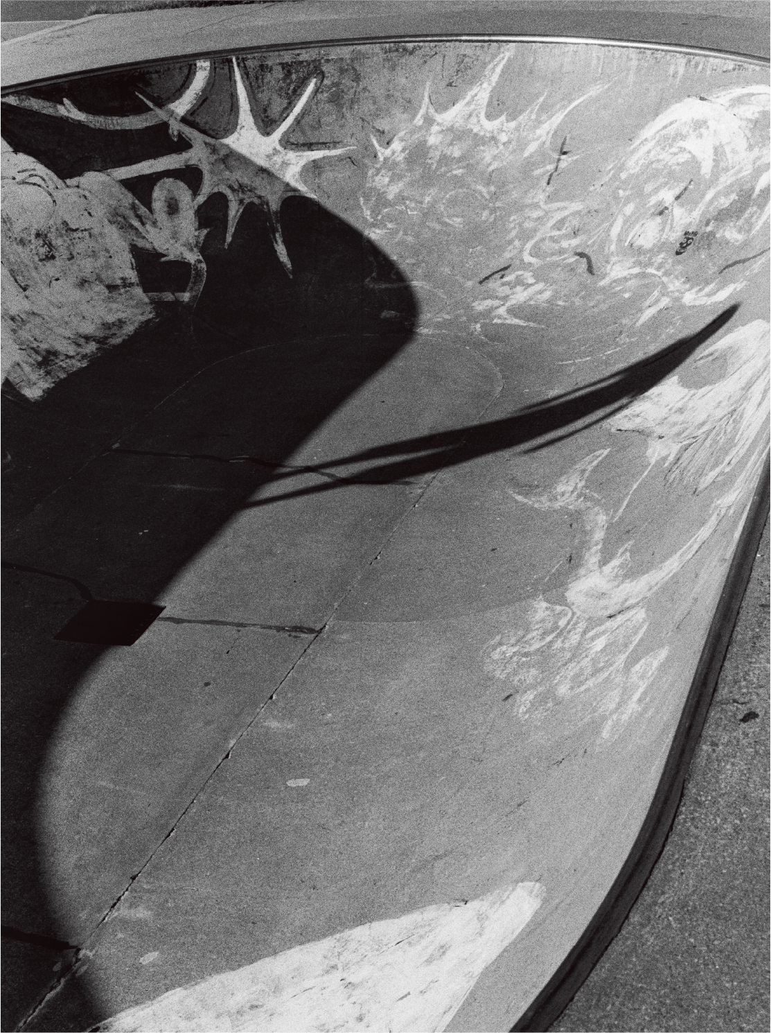 Schwarz-Weiß-Fotografie von Yusuke Yamatani von einer Schlittschuhschale und dem Schatten einer Person darin.
