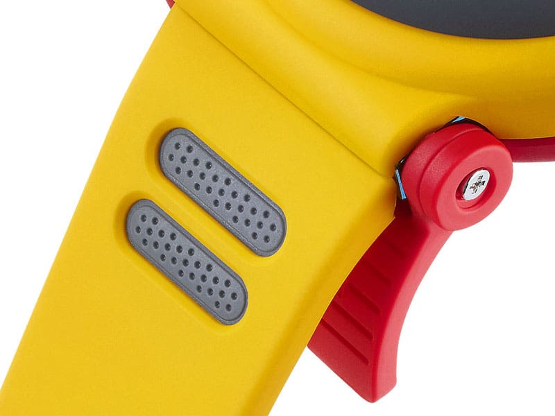 Detailansicht auf die roten Flügelkomponenten und grauen Kunstharz-Einlegeteile im gelben Armband der Casio G-Shock G-B001MVE-9 Armbanduhr