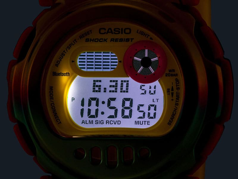 Das Digital-Display der Casio G-Shock G-B001MVE-9 Armbanduhr im Dunkeln mit beleuchtetem Zifferblatt