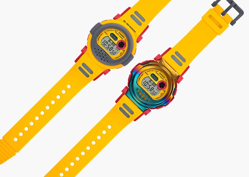 Die zwei Designs der Casio G-Shock G-B001MVE Armbanduhr nebeneinander: einmal mit grau-gelber Urethan-Lünette und einmal ohne, so dass die regenbogen-schimmernde Metalllünette sichtbar ist