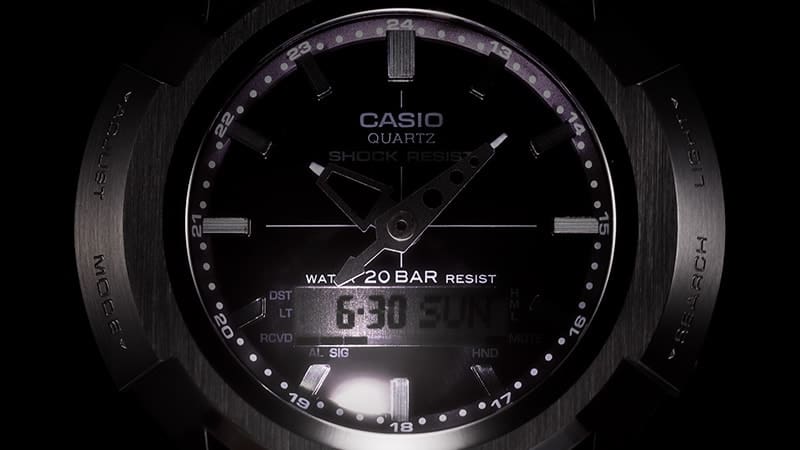 Die Casio G-Shock AW-500 Armbanduhr im Dunkeln mit erleuchtetem Zifferblatt