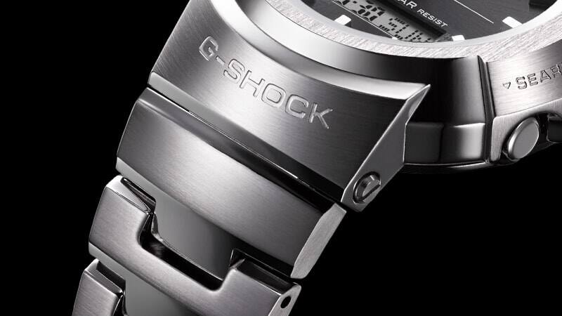 Nahaufnahme auf das silberne Edelstahlarmband mit G-Shock-Gravur