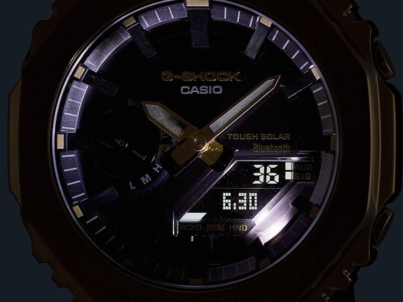 Eine Casio GM-B2100 Armbanduhr im Dunkeln mit erleuchtetem Zifferblatt
