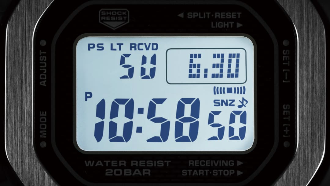 Das beleuchtete Display der Casio G-Shock GMW-B5000D-1 Digitaluhr